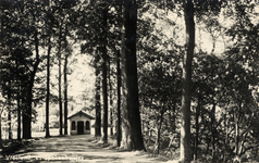 14964 Gezicht in de Raadhuislaan met bomen te Vreeland; met op de achtergrond het Spookhuisje.N.B. De gemeente Vreeland ...